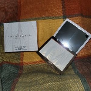 Anastasia Beverly Hills Iced Out Highlight